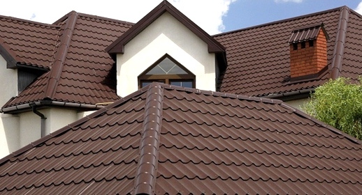 Крыша, покрытая металлочерепицей
