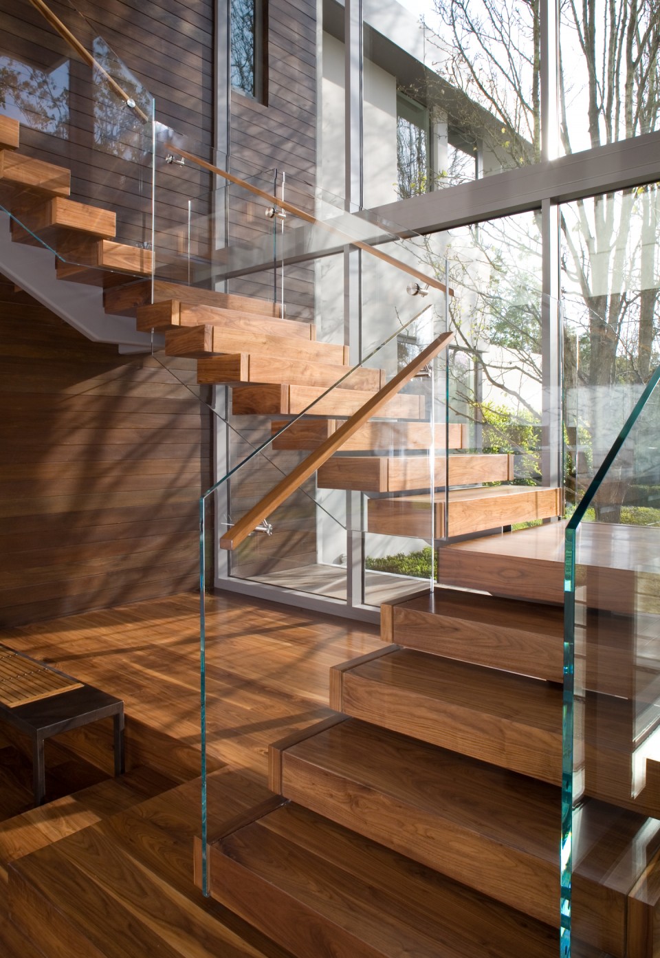 Деревянная лестница с современным дизайном