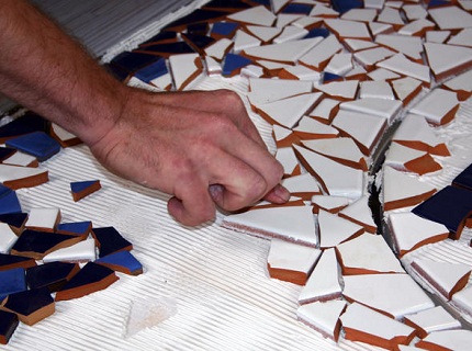 Мозаика из остатков керамической плитки