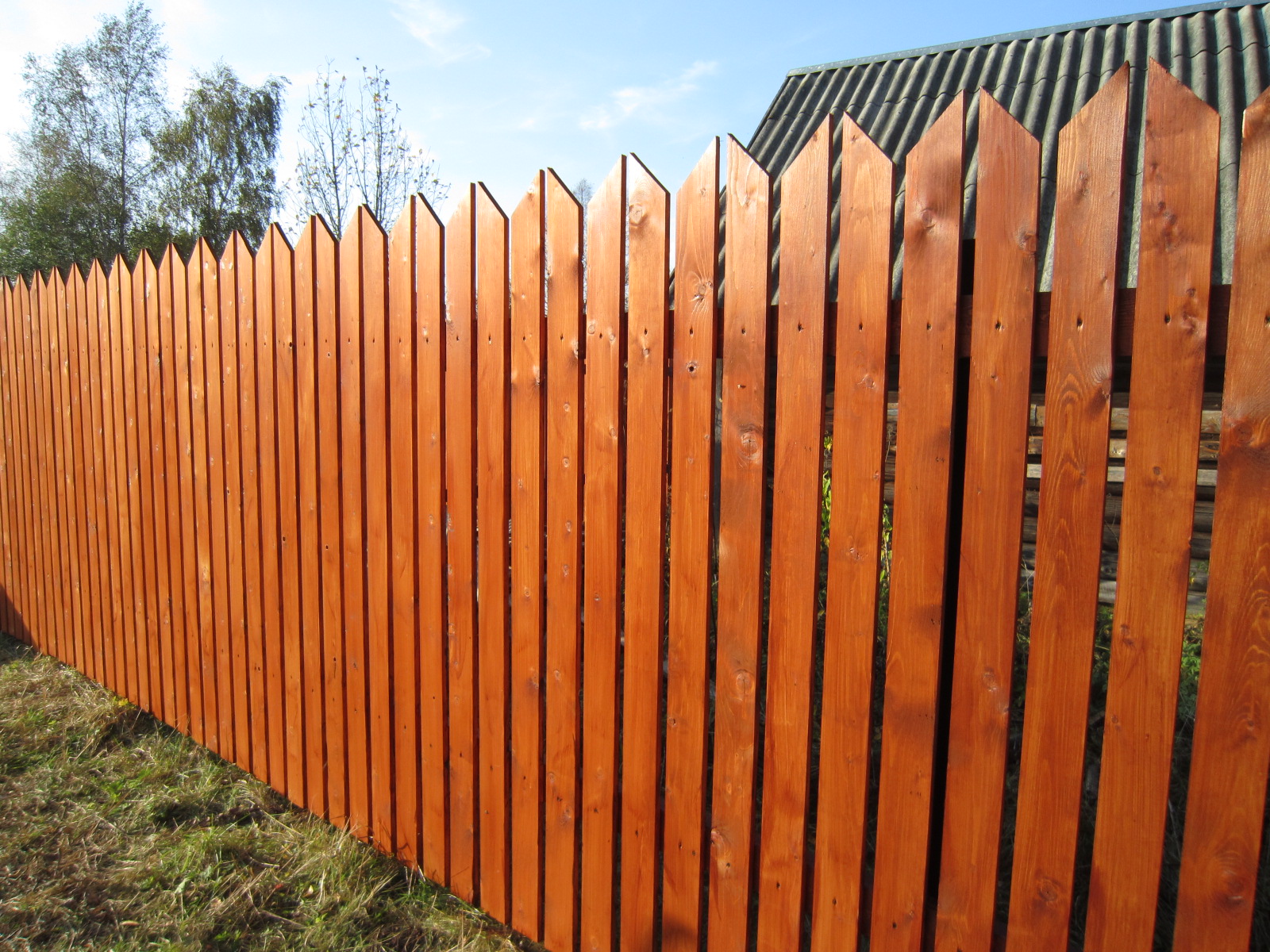 Забор из профнастила своими руками: как сделать дешевый металлический забор (фото, видео)