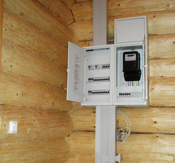 Проводка электричества в деревянном доме: важные моменты